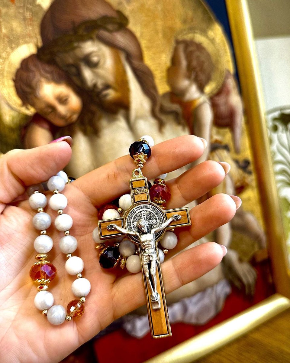 Pray The Rosary tweet media