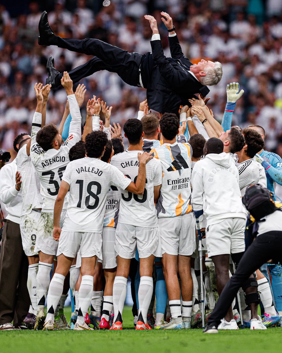 SpheraSports's tweet photo. Los hombres en el aire son el entrenador y el jugador más laureado del equipo más laureado. No es poca cosa. https://t.co/6z3FzkeQzg