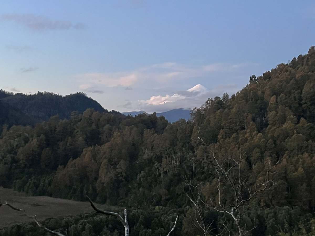 Lago Pullinque en <a href="/SietelagosChile/">PANGUIPULLI</a> desde sector Pullinque Bajo.  El Rukapillan siempre atento resguardando una naturaleza majestuosa. <a href="/TurismoIntegra1/">Turismo Integral - Noticias</a> <a href="/DescubreLosRios/">Sernatur Descubre Los Ríos</a> <a href="/Sernatur/">Sernatur</a> <a href="/meconomia/">Ministerio de Economía, Fomento y Turismo</a> #panguipulli #Valdiviacl #lagoranco #descubrelosrios