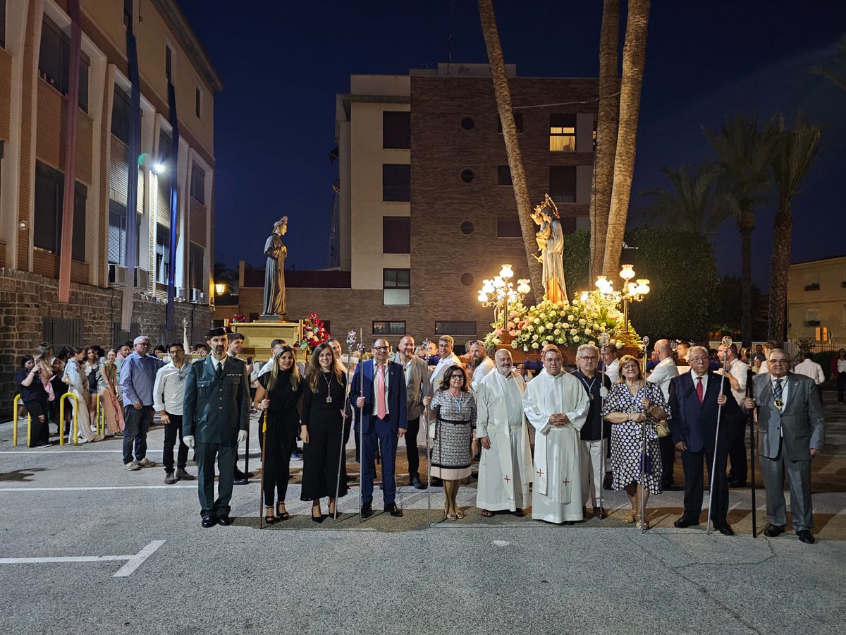 💖Desde la Junta de Cabezo de Torres felicitamos al Colegio Salesianos por su emotiva procesión en honor a María Auxiliadora, acompañada por primera vez por Don Bosco. 

💐Un gesto lleno de simbolismo que refuerza su labor educativa y su compromiso con los valores.