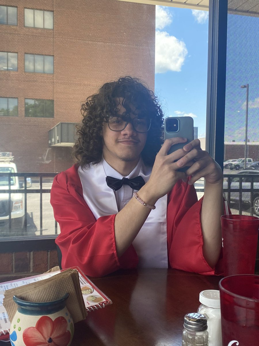milwo___'s tweet photo. im officially a high school graduate 🤍🤍 https://t.co/diyNOn3Do9