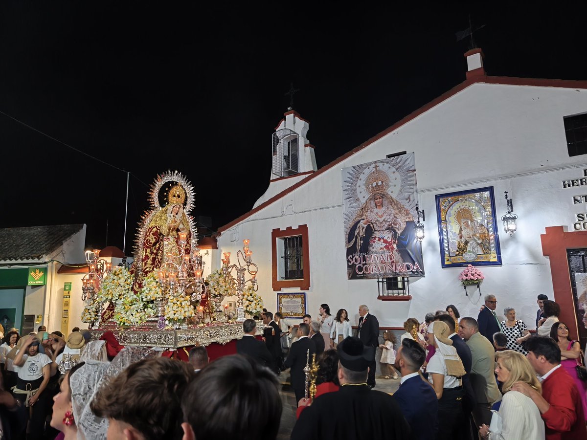 🔴 PROCESIÓN | 00:10 | La Virgen de la Soledad llega al lugar en el que fue coronada canónicamente el 2 de diciembre de 2023.

#SoledadCoronadaHuévar