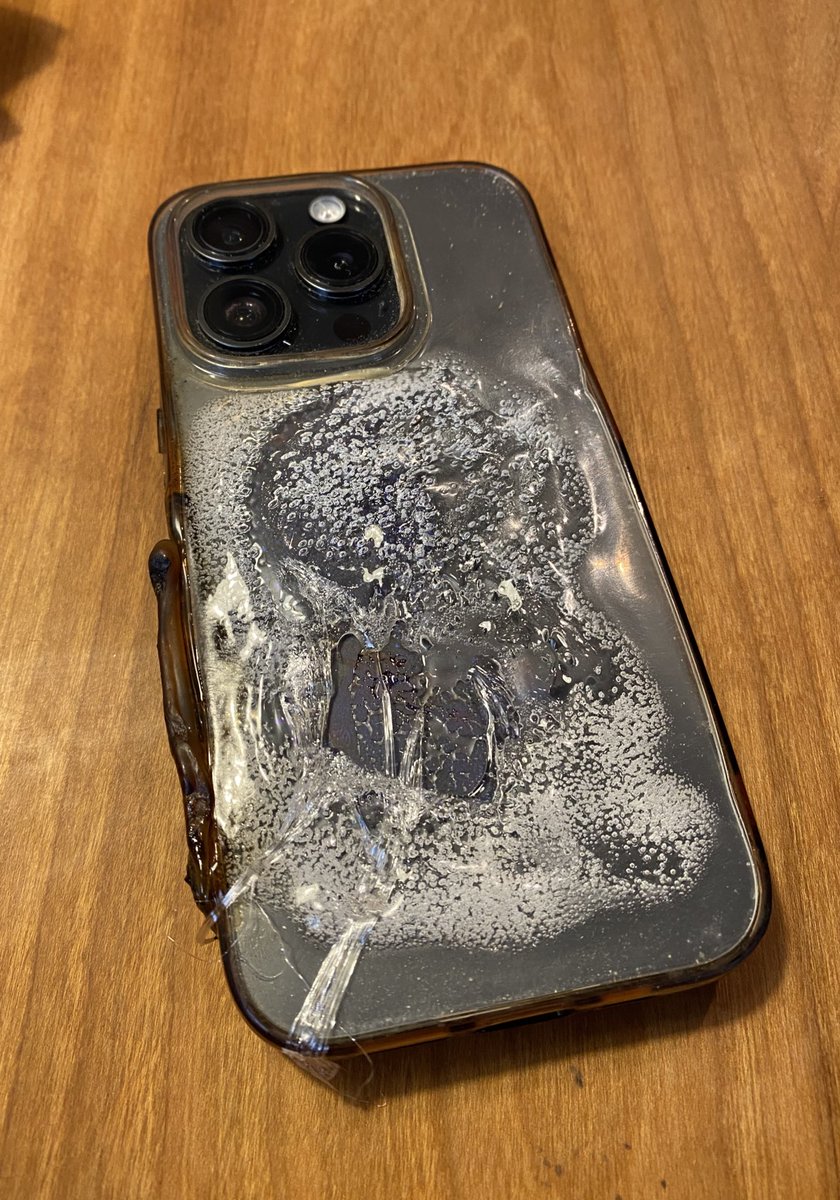 itsukikensetsu's tweet photo. iPhone修理のお店でバッテリー交換してもらったiPhone15プロが発火しました。😵
火災にならなくてよかった、、

お知らせのためになんとかタブレットからログインしています。
LINE、電話が使えない状況ですので何かあればDMお願いいたします。

なんとか今日中に新しい携帯を手に入れなければ、、 https://t.co/UuoyIBqEyC