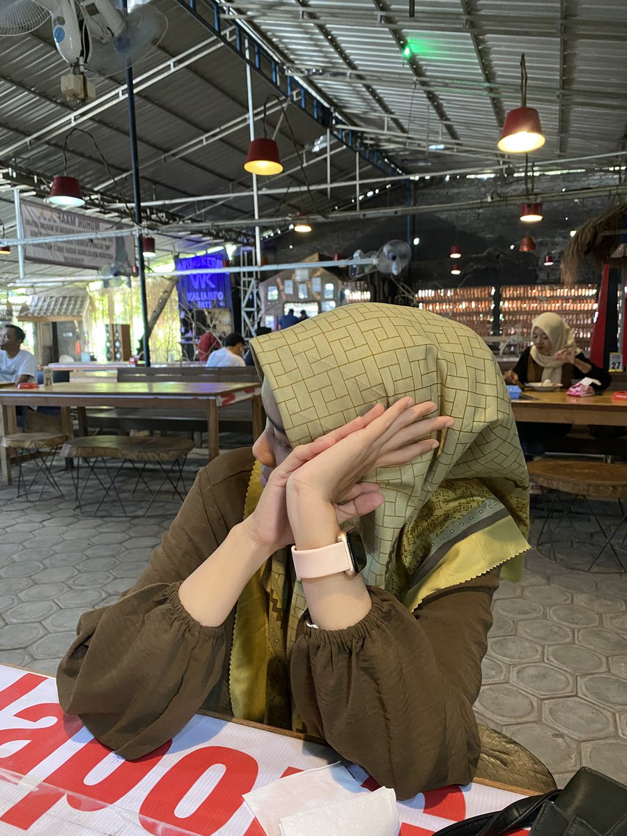 danianurfadhila's tweet photo. 27 thn blm punya apa apa blm nikah blm tunangan blm ada pandangan masih jalan di tempat itu gpp kan😫😭 flat bgt rasanya😭😂 https://t.co/chTyiCLMLI