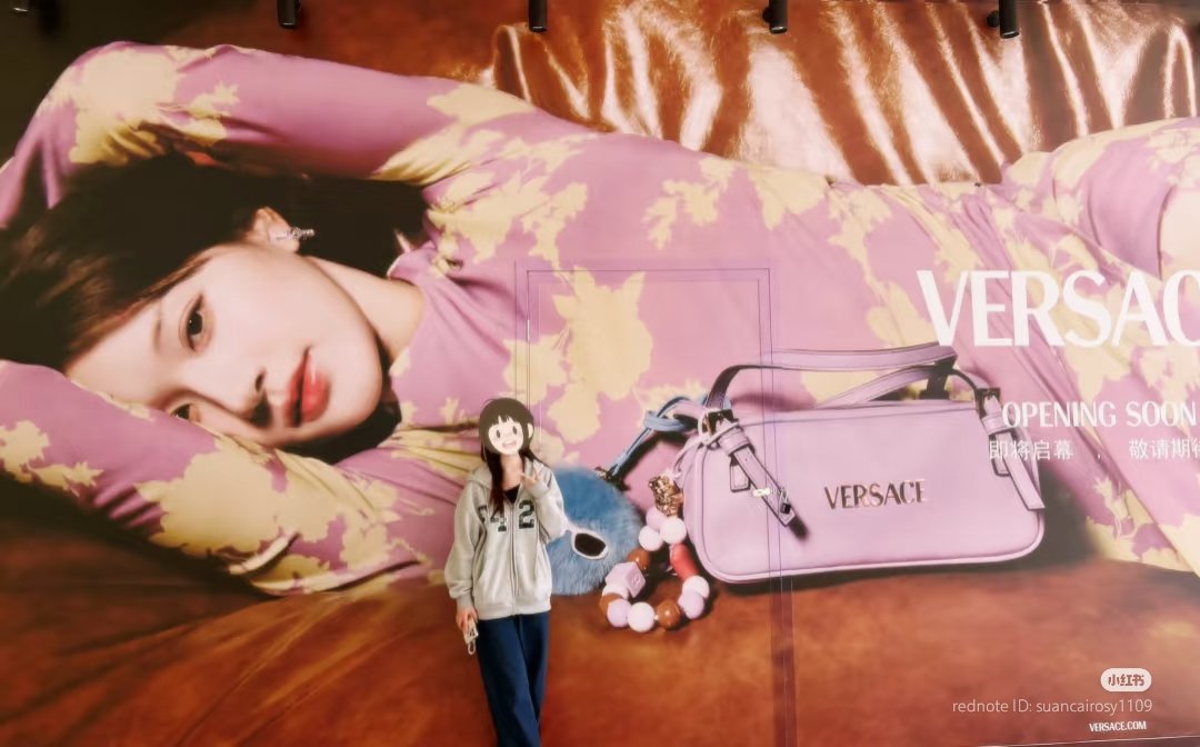 tmtchr69's tweet photo. 📍Fans checked in with #ZhaoLusi's Versace ad at IFS Chengdu
#RosyZhao #VersaceTag #ZhaoLusixVersace https://t.co/45zFURzGkr