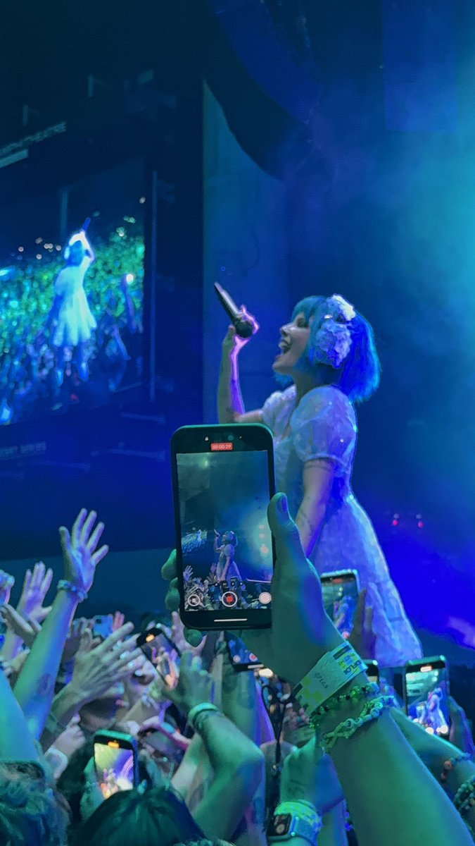haIseylq's tweet photo. Halsey tonight during 'Is There Somewhere' at #ForMyLastTrickTour #Tampa 

📸: @AcidicDreamsss &amp; @halseyshappy https://t.co/FFLsLenYrN