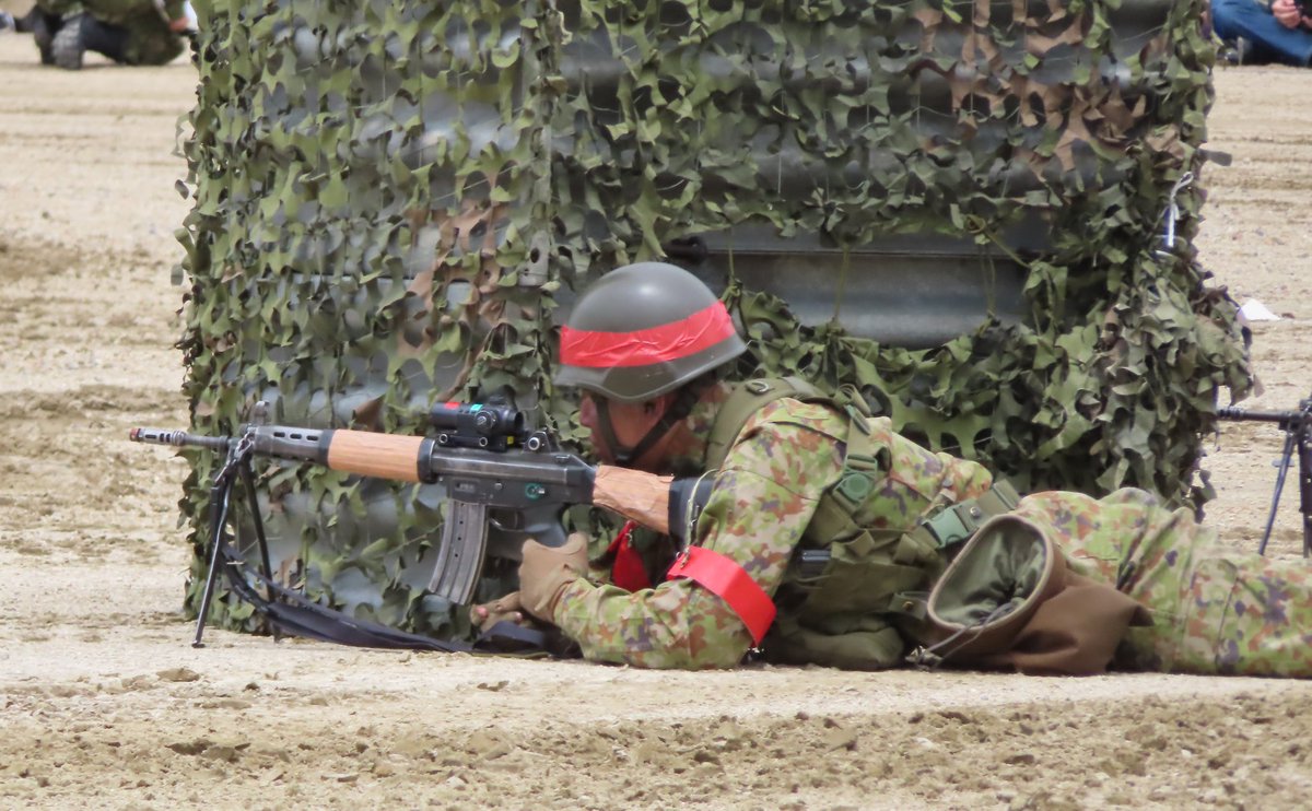 守山駐屯地の戦闘訓練展示の対抗部隊。ハンドガードにガムテープを巻いてAK風にしてる。