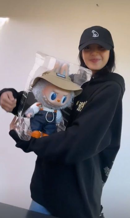 กูจำได้นะตอนลิซ่ามัน 'trendseter' ลาบูบู้ เป็นศิลปินเคป๊อปคนแรกที่ลงว่าเลิฟอาร์ตทอย ยันหิ้วไปในคลิป Vanity Fair โดนติ่งปสดแขวะยับว่าไร้สาระ ปยอ พอสื่อจับไปเขียนบทความ ทำไมพวกติ่งวิ่งมาเคลมกันใหญ่ว่าเมนมันเป็นคนแรก อย่าหลอกตัวเอง ใครๆก็เห็นอยู่ว่าใครคือ Mother Of Labubu