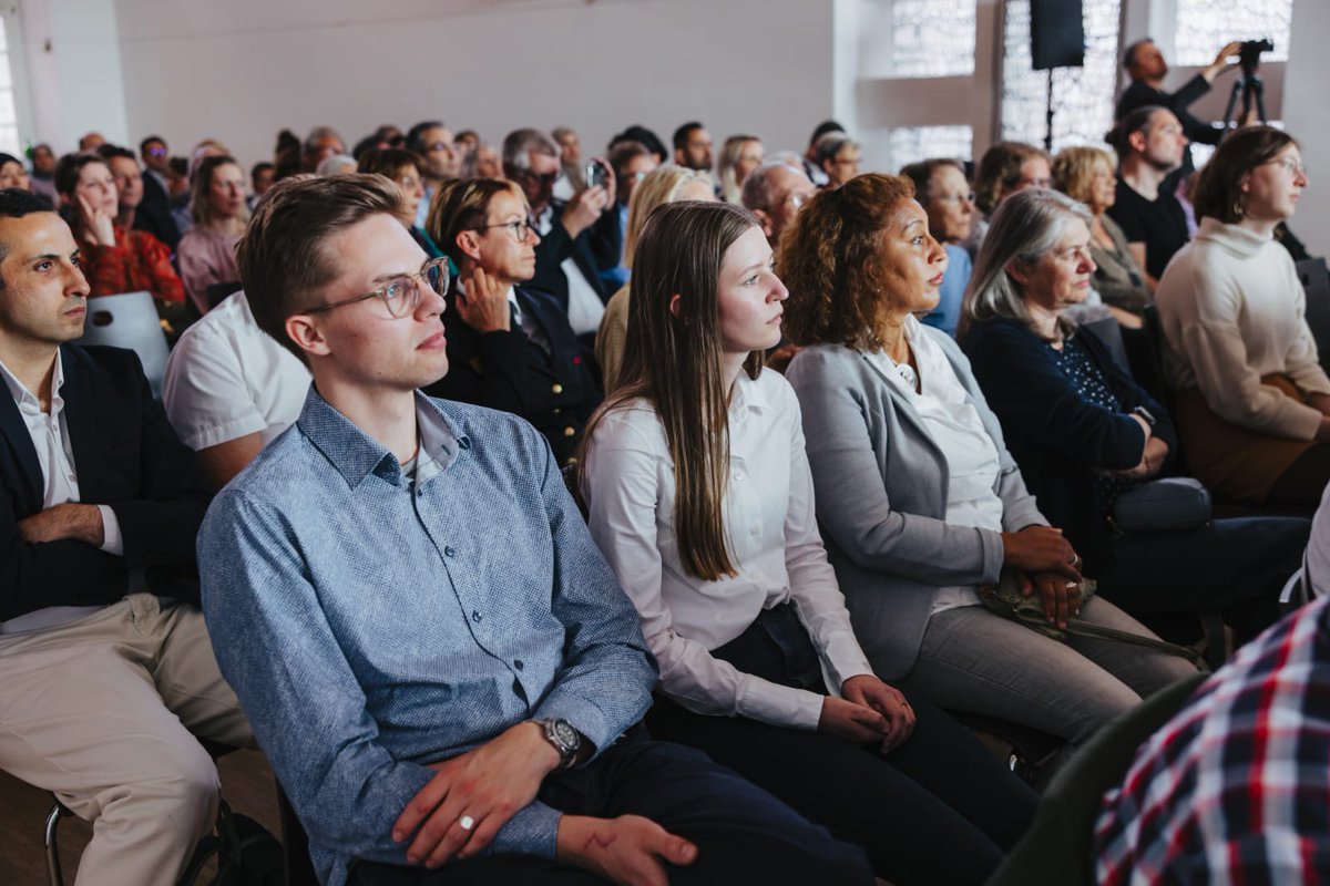 ehrenamtspreis's tweet photo. Am 22. Mai haben wir den 8. Ehrenamtspreis NRW verliehen – mit 6 beeindruckenden Preisträger:innen, über 22.000 Stimmen beim Publikumspreis &amp; ganz viel Herz für Engagement.

Ehrenamt verbindet. Danke an alle, die diesen Abend möglich gemacht haben!

#EhrenamtspreisNRW https://t.co/HZZdfLjVmr