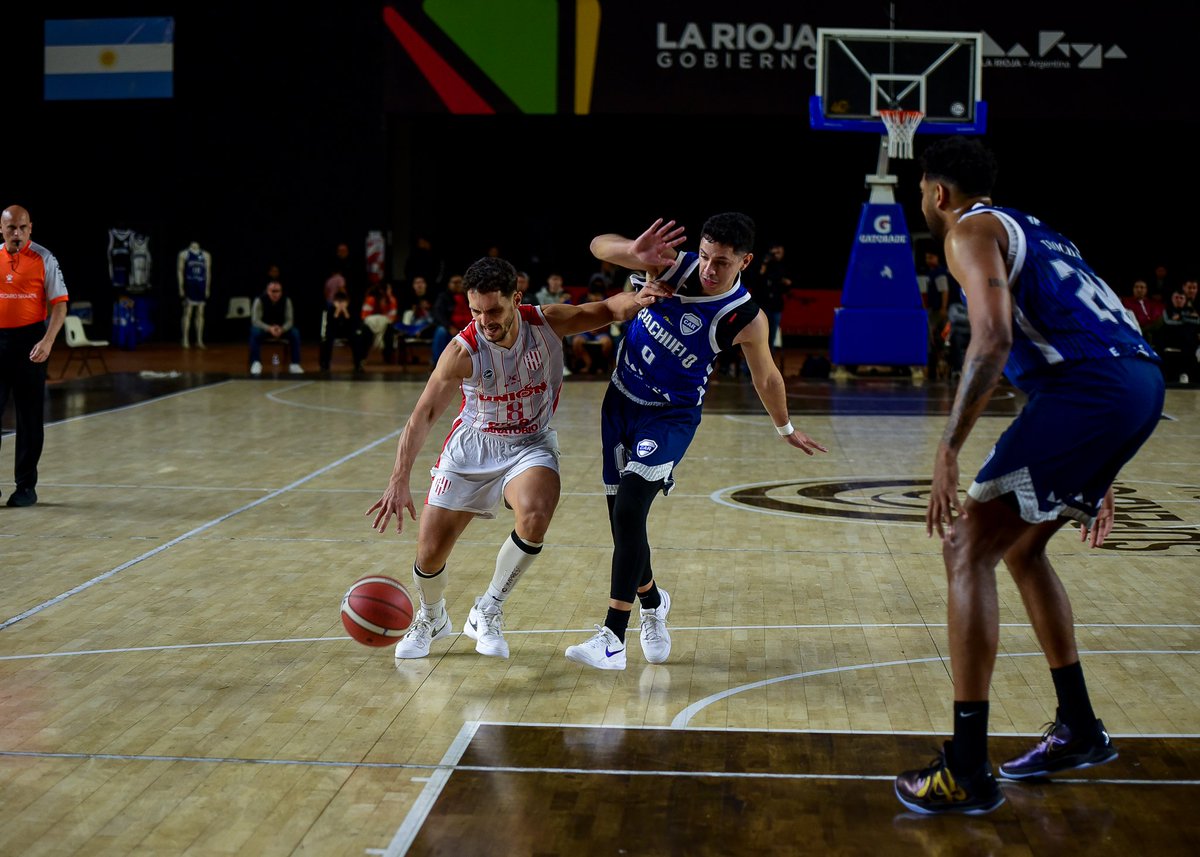 #Uruguayo 🇺🇾 Marcos Cabot <a href="/Mcabot8/">Marcos Cabot</a> aportó 13 pts (3/5 en triples), 2 reb, 1 asist, 1 rec en 23 min en la derrota de <a href="/unionsfbasquet/">Unión Básquet</a> como visitante frente a @RiachueloClub 92 a 79 que puso 1-0 la serie de reclasificación en la <a href="/LigaNacional/">La Liga</a> de Argentina 📸 Prensa Riachuelo