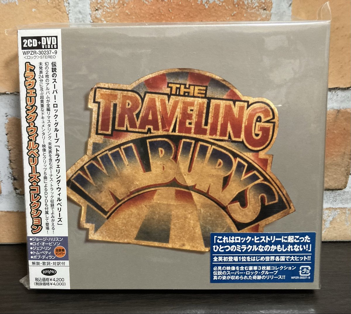 謂わゆる覆面バンドである。マスクを被っているわけではないが🤭個性の寄せ集めの様でありながら､このバンドにしか出せない味があるのは不思議である。天才が集まればセッションからでも名作が生まれる。こうなれば存在さえ定かで無い謎の未発売と言われているVol.2が気になる所である😎