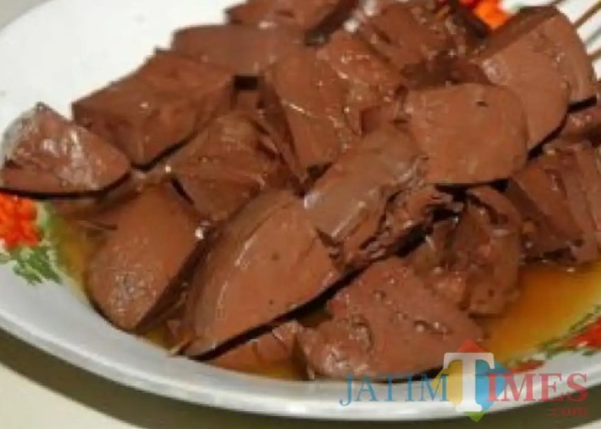 Typical Jateng and maybe DIY (sebagian Jatim)
Menu didih/saren/marus/darah ayam yg haram dan tdk sehat disajikan di warung berbahan ayam (ayam goreng, soto ayam dll) bahkan angkringan, rupanya seperti di foto ini.

Disajikan dalam bentuk sate-satean, goreng, ataupun baceman.