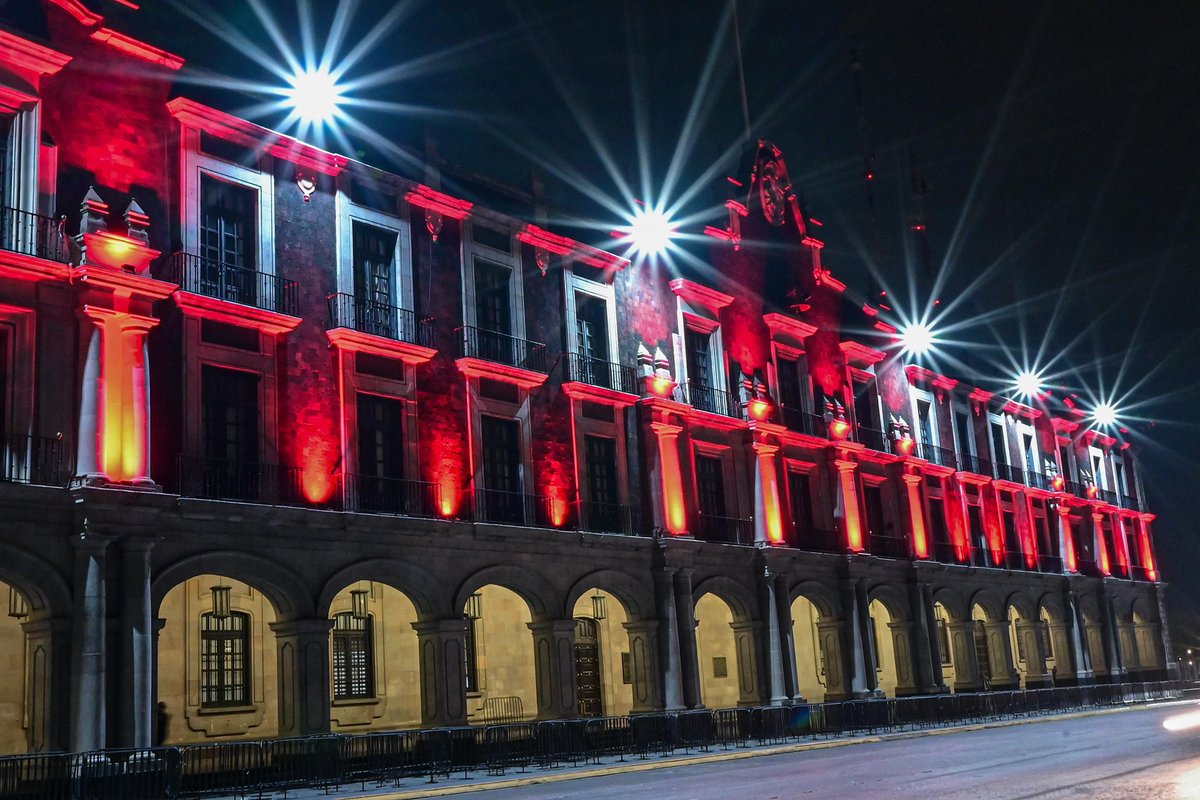 delfinagomeza's tweet photo. 🏆 ¡Estamos listos para mañana! Iluminamos el Palacio de Gobierno de rojo para apoyar a nuestro @TolucaFC en la final de este domingo.
¡Juntos por la 11 🏆! 👹 https://t.co/PicwlxZACA