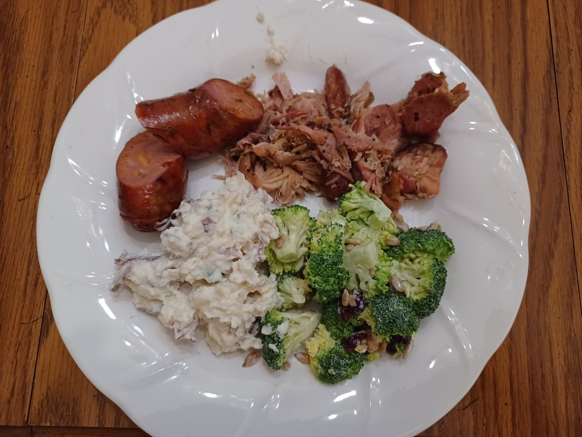 davetaylorradio's tweet image. Great dinner from @RedwoodSmokeSha - day 146 of year 12 - 4160 days in a row of food selfies - Pulled Chicken, sausage, potato salad, broccoli salad- #day146 #day4160 #pulledchicken #Sausage #broccilisalad #potatosalad
