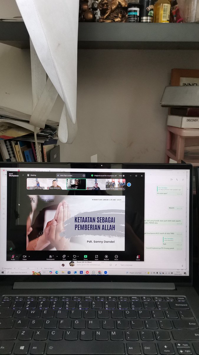 Geejeez's tweet photo. Yohanes 14:26 (TB) 
tetapi Penghibur, yaitu Roh Kudus, yang akan diutus oleh Bapa dalam nama-Ku, Dialah yang akan mengajarkan segala sesuatu kepadamu dan akan mengingatkan kamu akan semua yang telah Kukatakan kepadamu.
Damai sejahtera Kutinggalkan bagimu. https://t.co/VeT32KkCOc