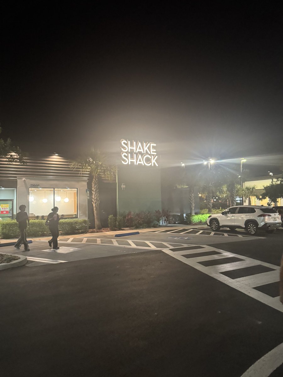 First time trying shake shack. 

It’s fire ngl. 

9/10