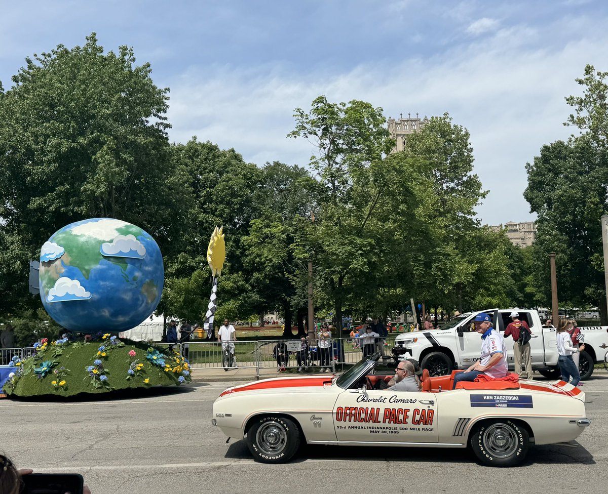 bsheikhe's tweet image. Second year at the Indy 500 parade—such a fun day. Love this time of year!

#Indy500 #ParadeVibes #IndyLove #RaceWeekend #MemorialDayFun
