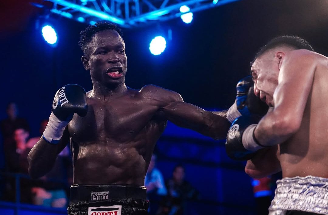 🥊BAMBA SALVÓ EL INVICTO🥊
⚡Sin lucir pero con mucha templanza para sortear una caída en el 2° round, el afroquilmeño Touba Niang 🇸🇳 le ganó por puntos al tandilense Axel Córdoba, en la FAB 🇦🇷. Los jueces Jara y Stella puntuaron 57-56, mientras Savino dio un exagerado 58-55