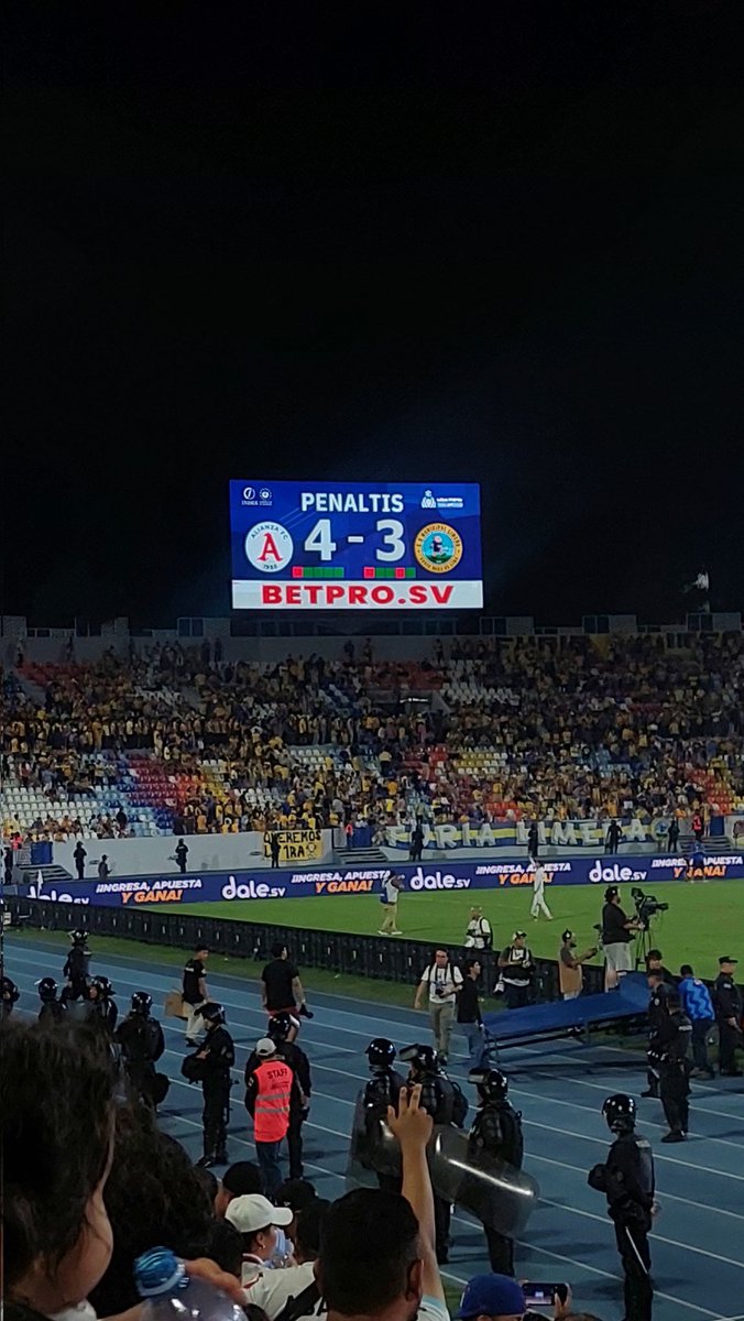 michellegl_'s tweet photo. ¡La 19 es nuestra! @AlianzaFC_sv 🅰️🏆😍 https://t.co/Q1Bji6xknQ