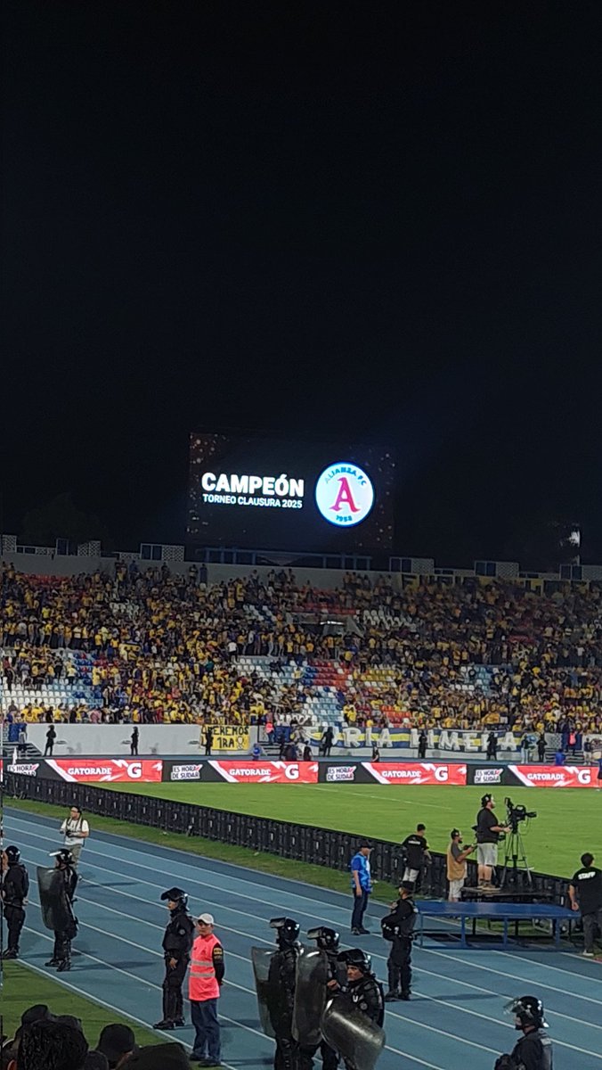 michellegl_'s tweet photo. ¡La 19 es nuestra! @AlianzaFC_sv 🅰️🏆😍 https://t.co/Q1Bji6xknQ