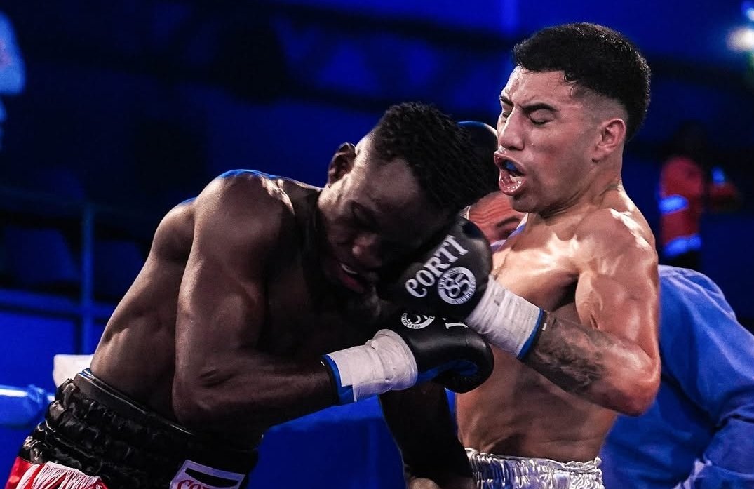 PELEA DEL AÑO en el boxeo argentino. Duelo durísimo, vibrante, entre invictos noqueadores. Niang arrancó sobrado, pero se fue a la lona por 1era vez y sobrevivió de milagro. Córdoba se quedó sin cardio y aguantó bombazos de un senegalés que demostró corazón y fortaleza. Seis