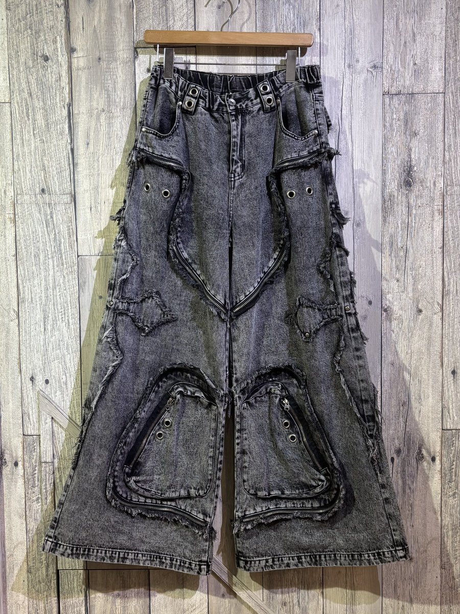 TRAVAS_LAX2's tweet photo. 【レフレム】

完売してしまったカラーもありますが…
大人気のサイバージャージ、まだお取り扱いあります！

Y2K、ストリート、地雷系なんでも合わせやすいカーゴパンツも多数取り揃えております❤️‍🔥✨

#レフレム #トラヴァス #中性  #ぴえん系 #量産型 #地雷系 #自撮り #雰囲気 #天使界隈  #サブカル https://t.co/MnDyab8juf