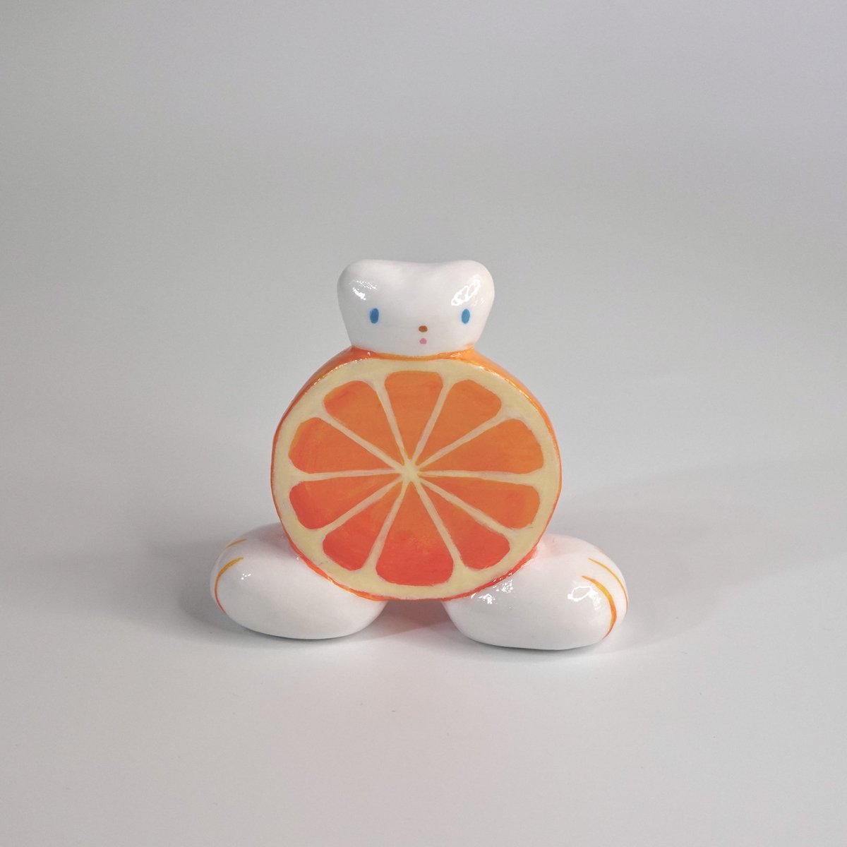 個展「すてきな街」、会期のこり2日となりました！🍊✨
オンラインストアの準備もしていただいています！🌱  またお知らせいたします🕊