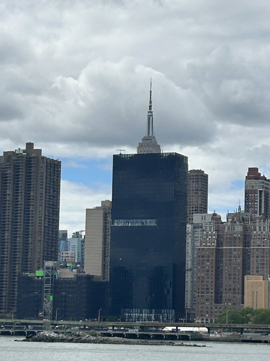 Allison_Lyons's tweet photo. The @EmpireStateBldg peeping out behind another, less impressive building. https://t.co/LAQ5gVUzK7