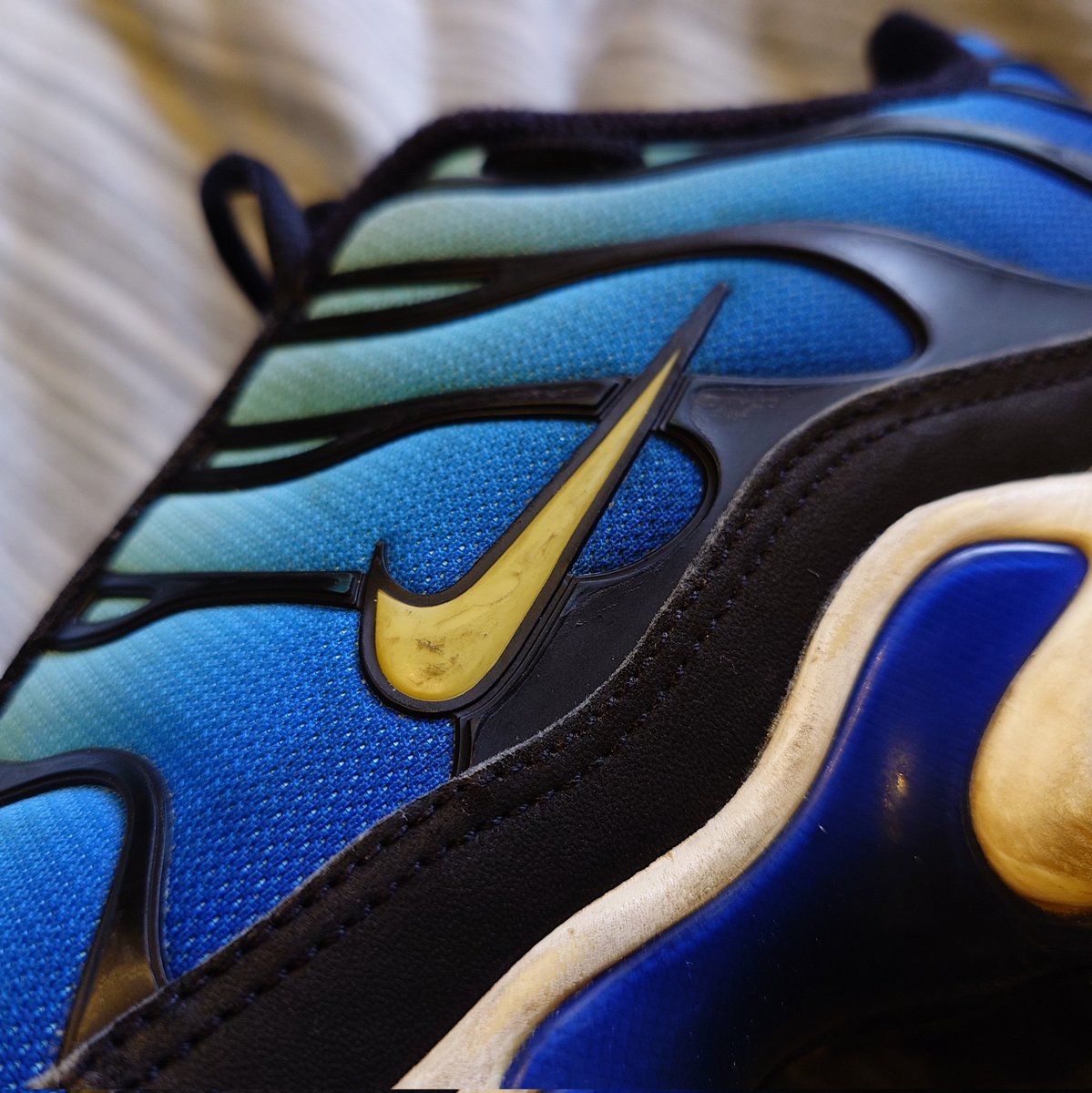CurwenSimon's tweet image. My #awakening pair of kicks.

I've had a thing for #Nike TN since I saw the #hyperblue on a classmate decades ago in 1998.

These are my 2018 20th Anniversary pair of Hyperblue #Tns

#niketn #niketuned #nikeairmaxtn #nikeairmaxtuned #nikeplus #nikeairmaxplus #airmaxplus
