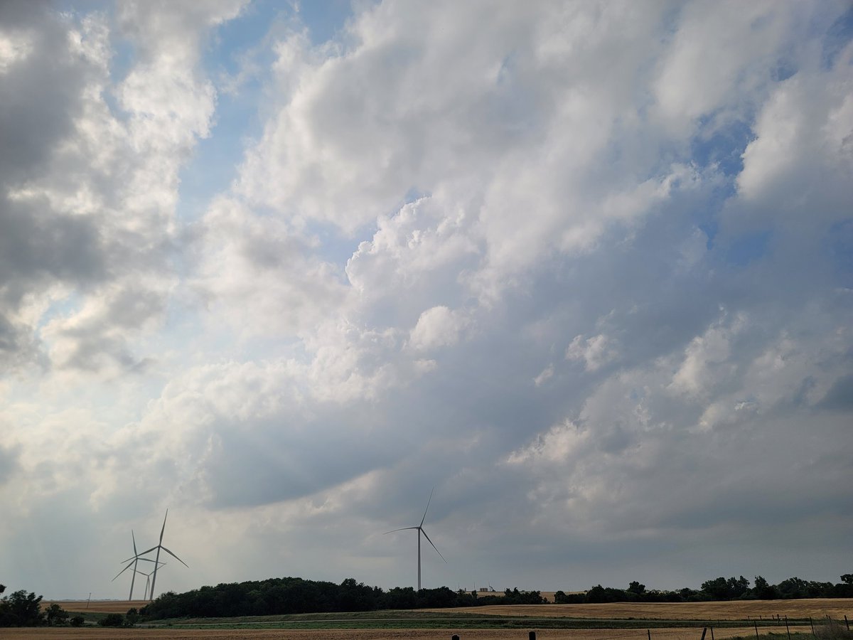 Sitting at west of Thomas, OK. It is trying. 6:05pm #okwx