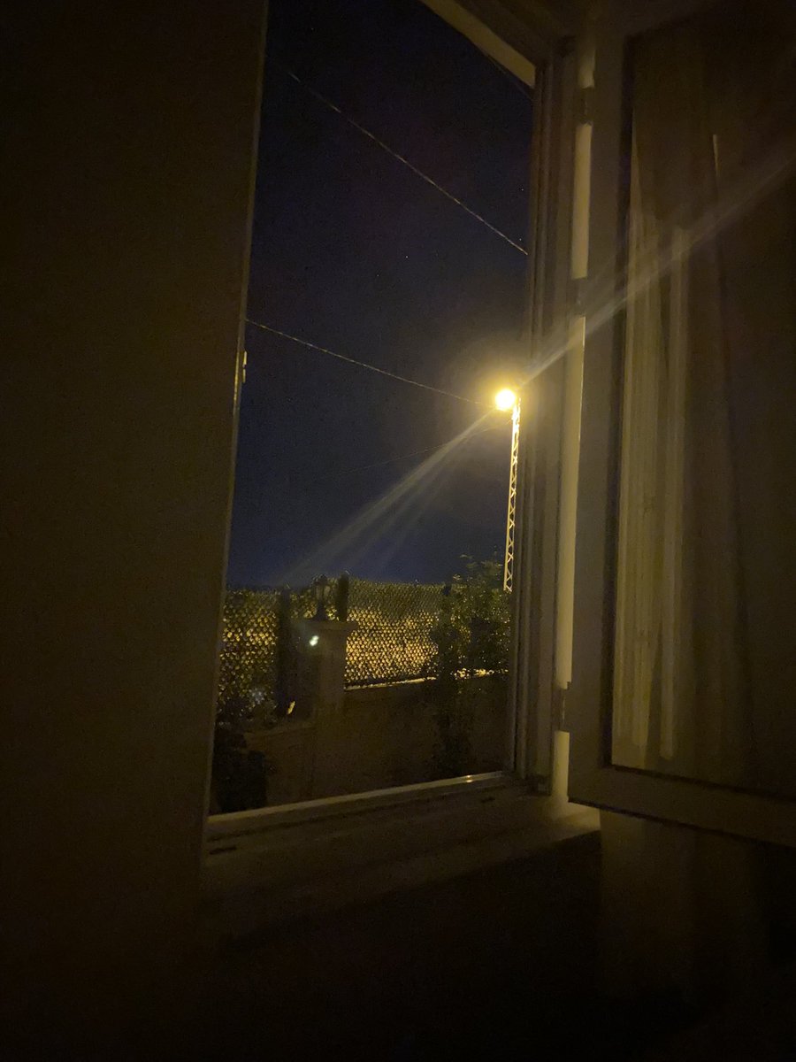 Serin suyla alınmış duş temiz çarşaf parfüm ve şampuan kokusuyla sokak lambası eşliğinde en huzurlu uykumu uyuycam şimdi