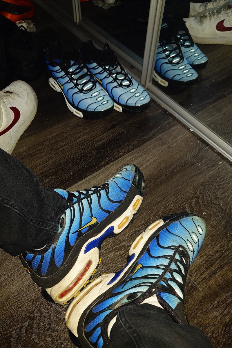 CurwenSimon's tweet image. My #awakening pair of kicks.

I've had a thing for #Nike TN since I saw the #hyperblue on a classmate decades ago in 1998.

These are my 2018 20th Anniversary pair of Hyperblue #Tns

#niketn #niketuned #nikeairmaxtn #nikeairmaxtuned #nikeplus #nikeairmaxplus #airmaxplus