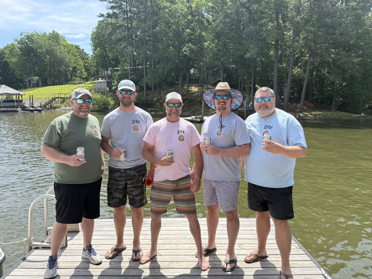 SnackCrackers1's tweet photo. @MillerLite Happy Memorial Day! Drink responsibly! https://t.co/wz7SoLA8kO