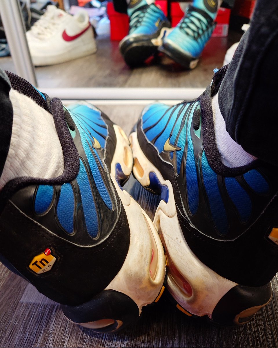 CurwenSimon's tweet image. My #awakening pair of kicks.

I've had a thing for #Nike TN since I saw the #hyperblue on a classmate decades ago in 1998.

These are my 2018 20th Anniversary pair of Hyperblue #Tns

#niketn #niketuned #nikeairmaxtn #nikeairmaxtuned #nikeplus #nikeairmaxplus #airmaxplus