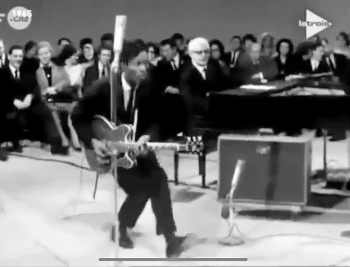 Le fameux mouvement innovant, avant en ligne, de Chuck Berry, qui a probablement inspiré Mickaël Jackson pour le Moonwalk.