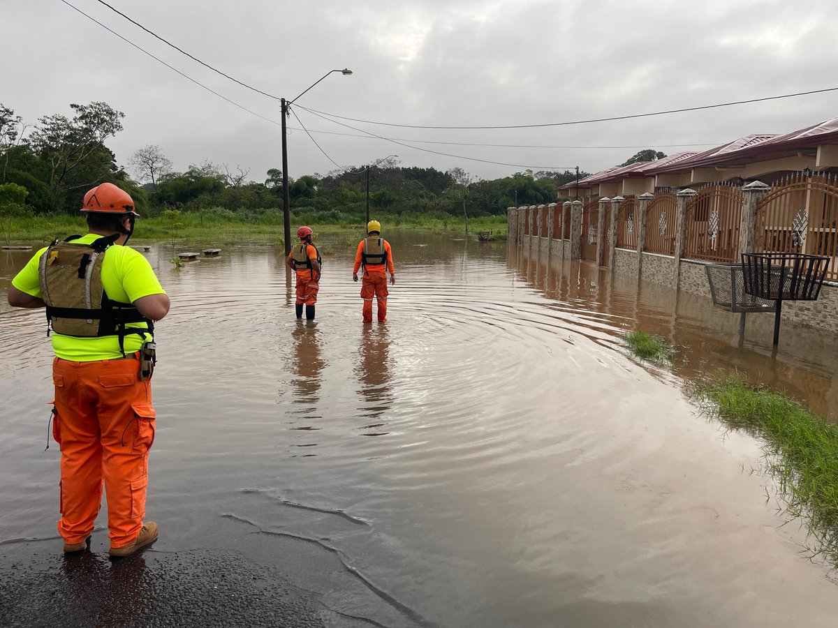 En Santiago fuertes lluvias afectaron algunos residenciales como Villa Serena. No hubo afectaciones, el agua no ingresó a las viviendas.