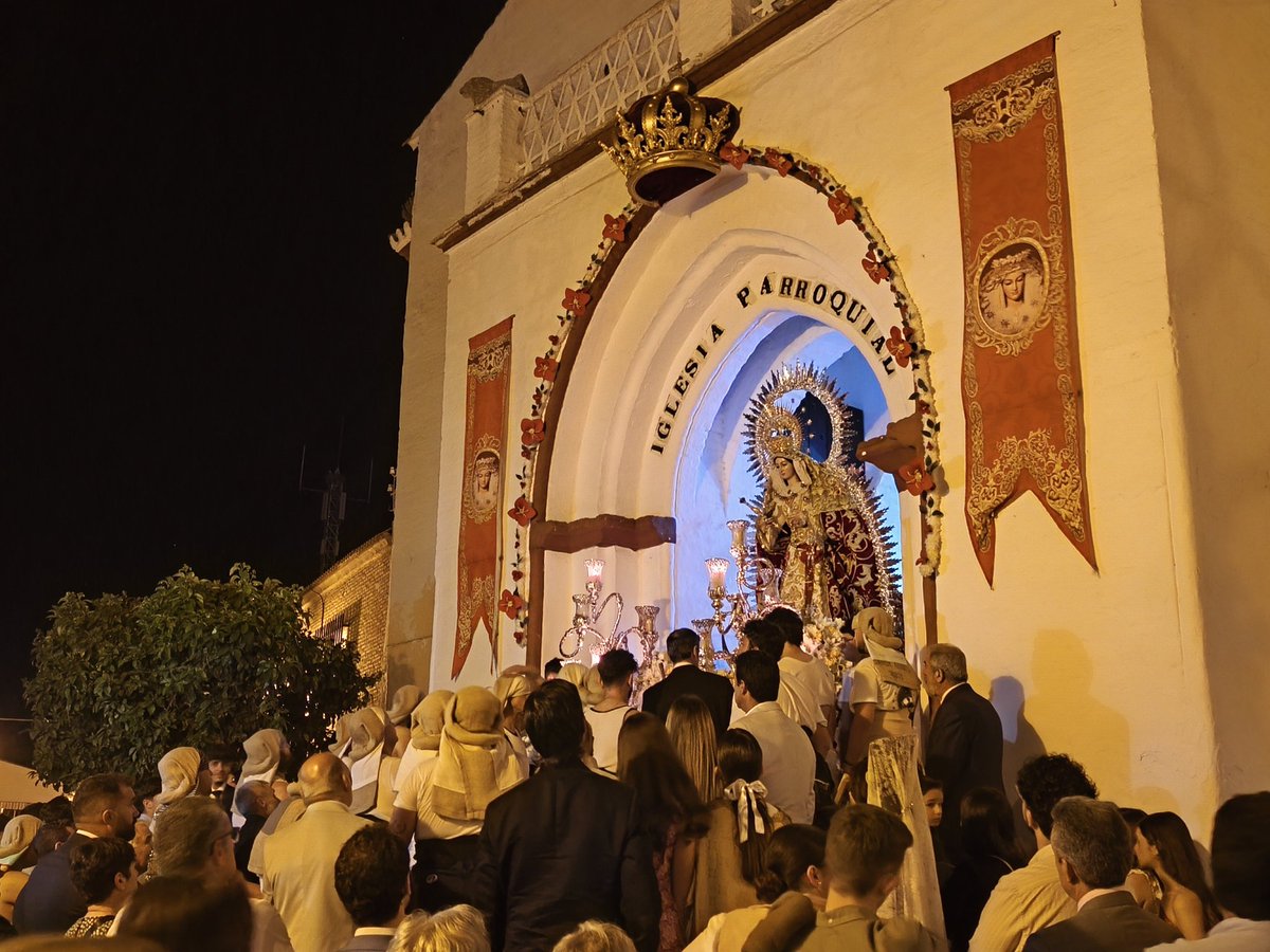 🔴 PROCESIÓN | 01:25 | Entra Nuestra Señora de la Soledad Coronada en la iglesia parroquial de la Asunción.

#SoledadCoronadaHuévar