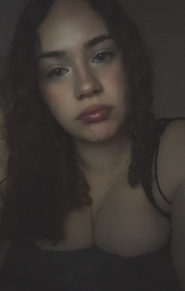 deesselina_a's tweet photo. Un soumis pour se faire drainer?
Venez mp😈
#chien #soumis #sub #findom #esclave #moneyslave #paypig #domina #feet https://t.co/prjTdebqiC