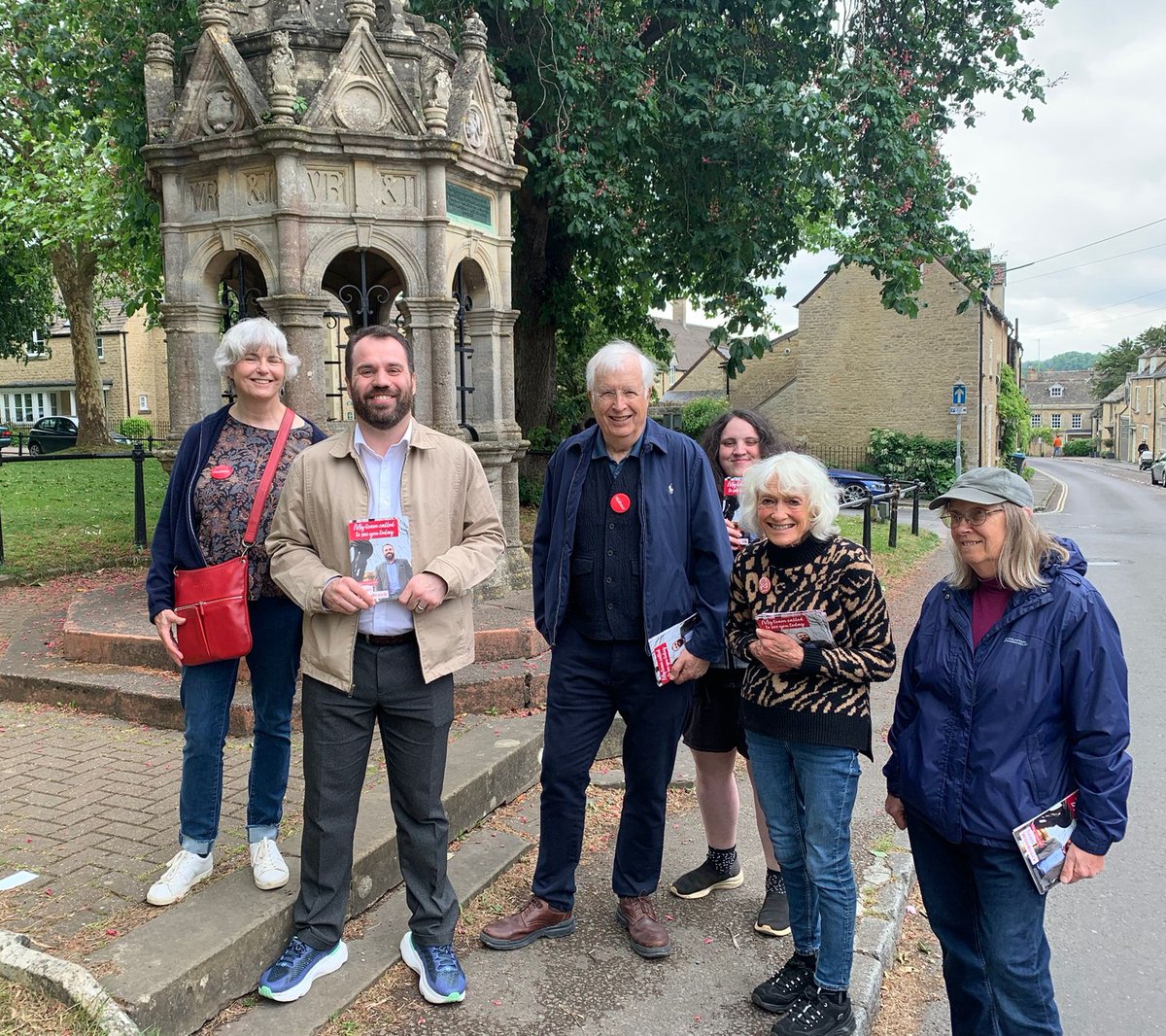 Liz Puttick (@metathealogian) on Twitter photo Canvassing in Charlbury with our MP <a href="/SEANLWOODCOCK/">Sean Woodcock MP</a> a very successful and enjoyable afternoon🌹 Canvassing in Charlbury with our MP <a href="/SEANLWOODCOCK/">Sean Woodcock MP</a> a very successful and enjoyable afternoon🌹
