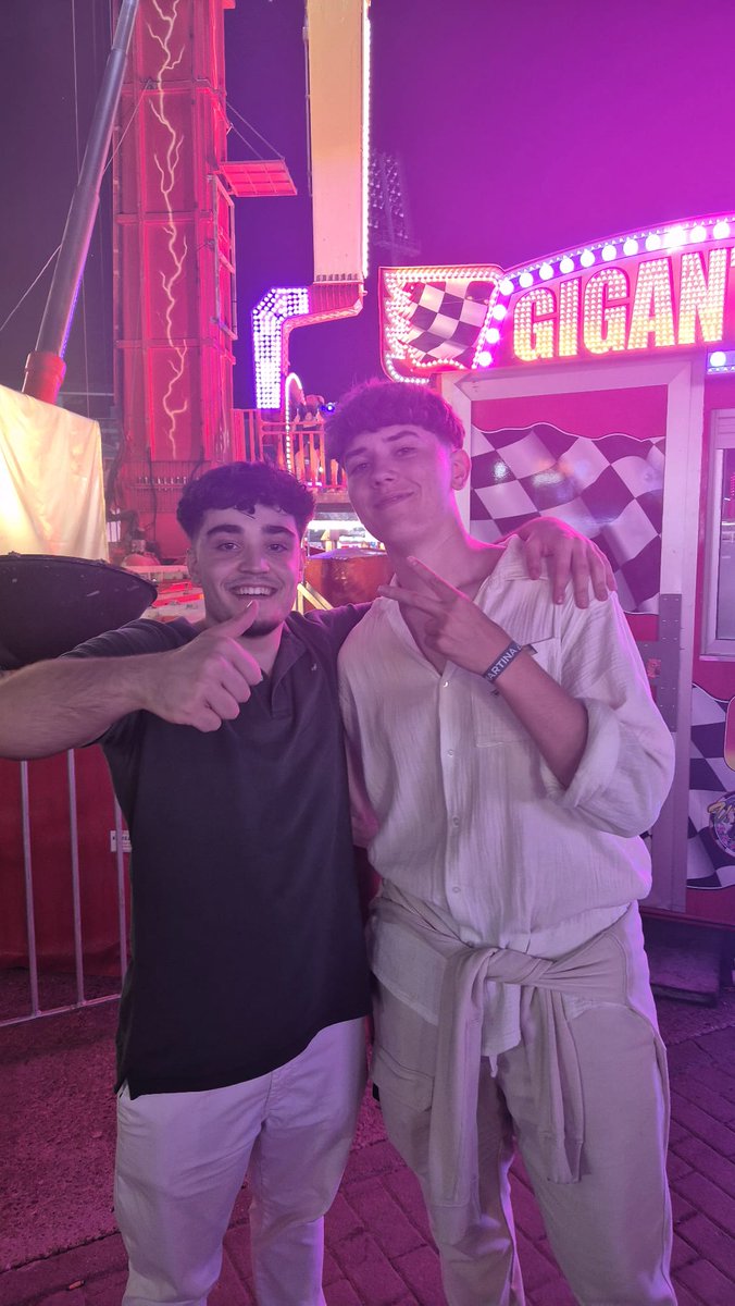 M han pedio una foto y un autografo <a href="/zkowy/">zK 🇵🇹</a> hay lo tienes tio