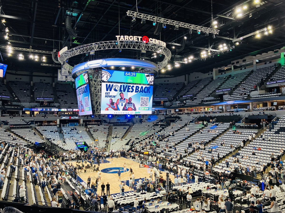 LibraryorDeath's tweet image. I’ve got my lucky shoes on and I’m ready to scream!!!!

#WolvesBack #wolvesin6