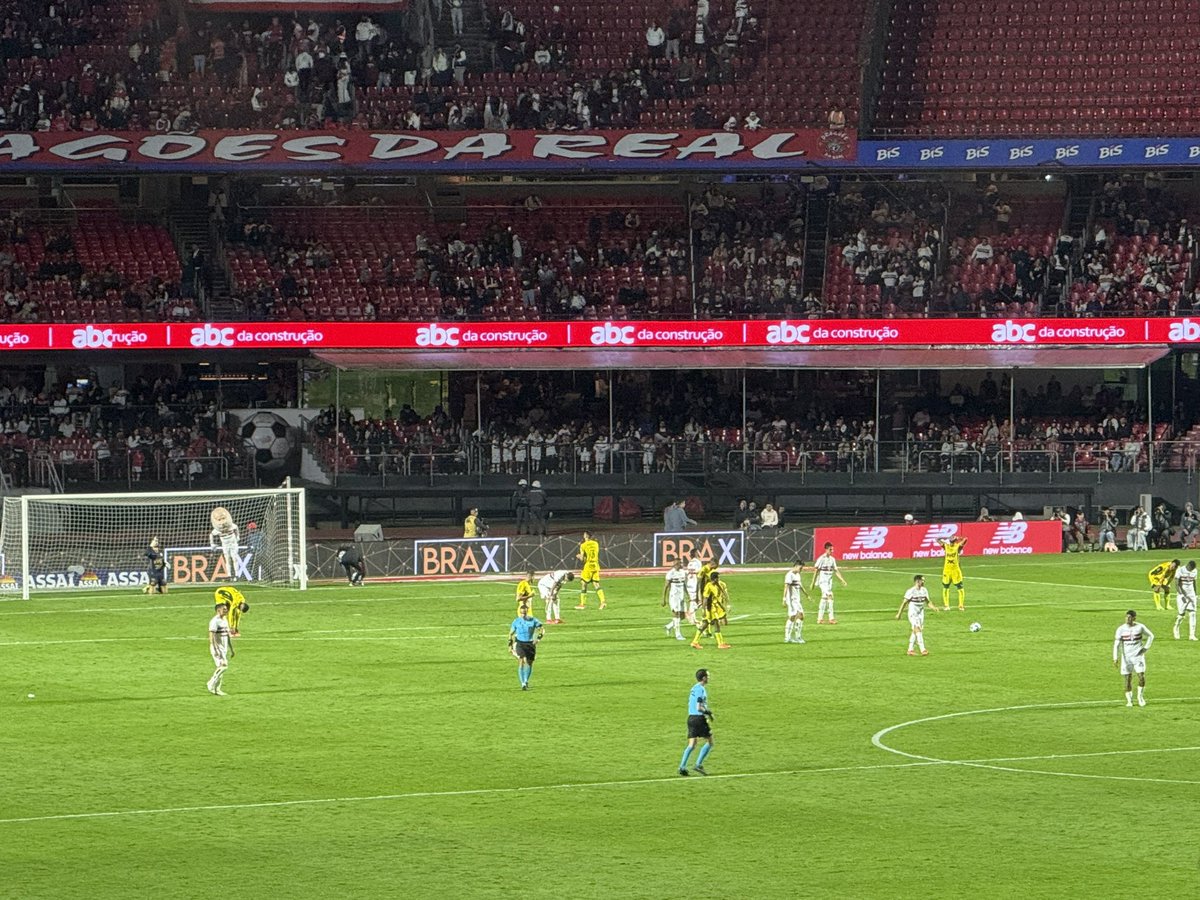 OGabrielSa's tweet photo. Não tem desculpa. Inadmissível perder por 2 a 0 EM CASA para o Mirassol. Se complica na tabela… jogo bem bizarro e decisões mais ainda. https://t.co/EwzXTnT5Uw