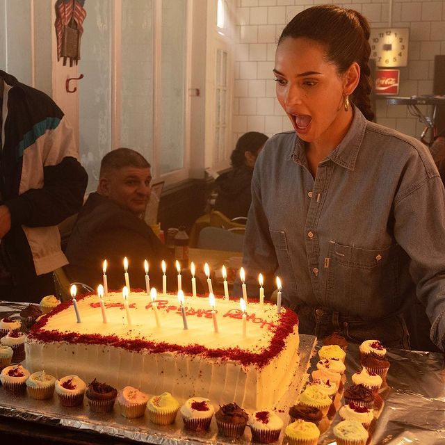 WlNDDANCER's tweet image. #xpool 

—No podía borrar su sonrisa. Estaba junto a las personas que queria, y eso era suficiente para ella.

Cerró los ojos, pidió un deseo y sopló las velas.—