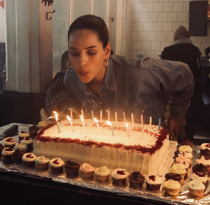 WlNDDANCER's tweet image. #xpool 

—No podía borrar su sonrisa. Estaba junto a las personas que queria, y eso era suficiente para ella.

Cerró los ojos, pidió un deseo y sopló las velas.—