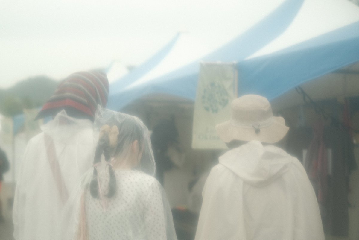 furuya_ll's tweet photo. 「森、道、市場 2025」 ①
レインコート越しでのぱしゃり。
みんな違ってみんな良い。 https://t.co/PQ0slkRf3t