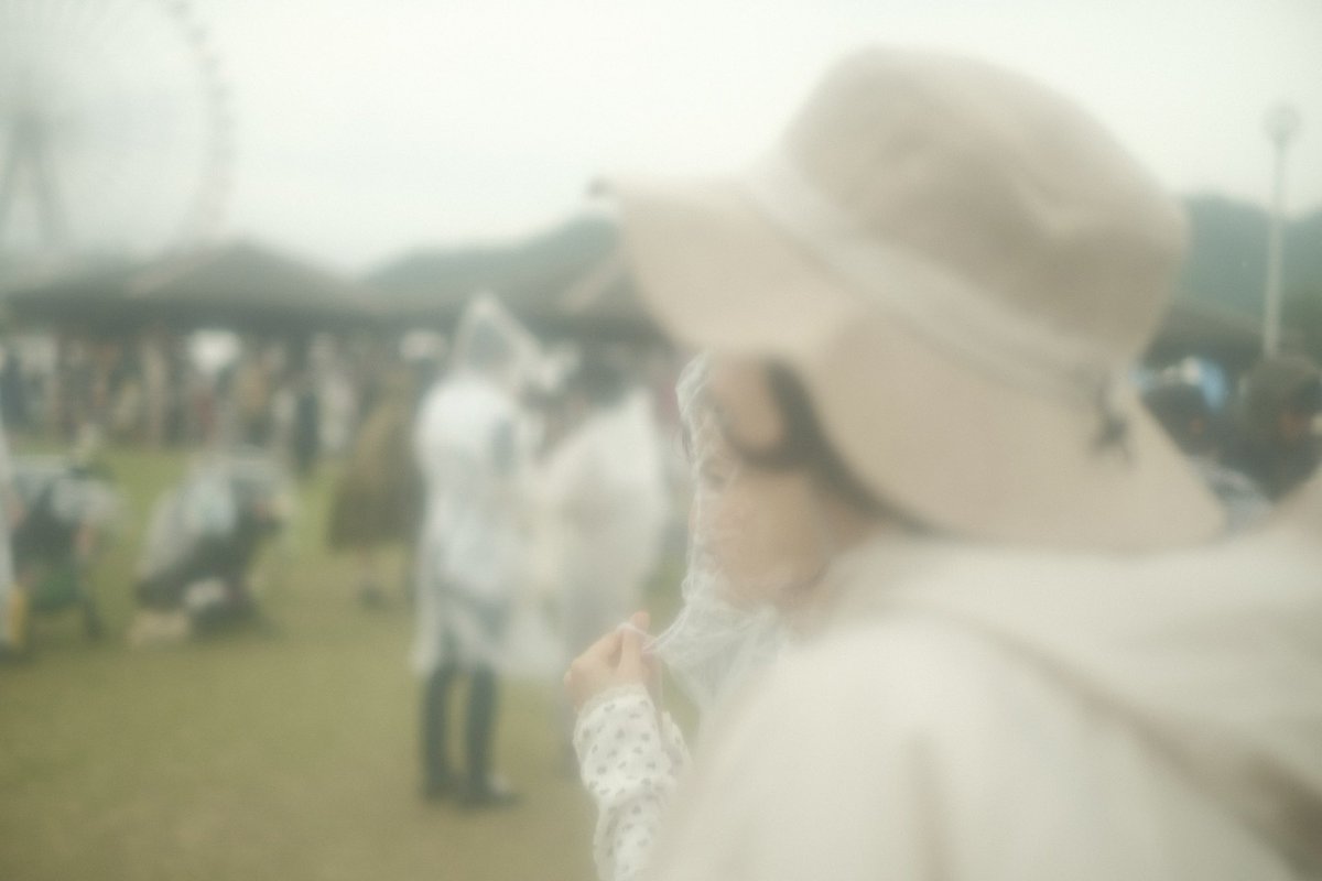 furuya_ll's tweet photo. 「森、道、市場 2025」 ①
レインコート越しでのぱしゃり。
みんな違ってみんな良い。 https://t.co/PQ0slkRf3t