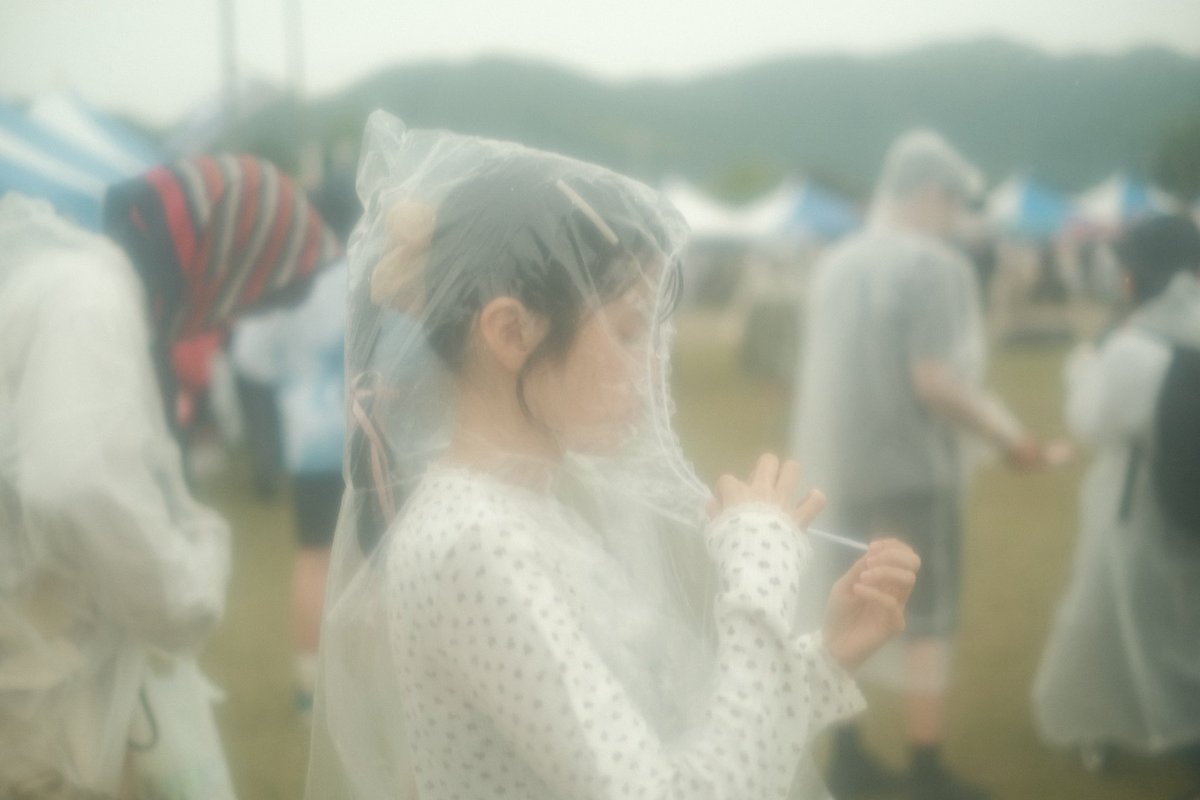 furuya_ll's tweet photo. 「森、道、市場 2025」 ①
レインコート越しでのぱしゃり。
みんな違ってみんな良い。 https://t.co/PQ0slkRf3t