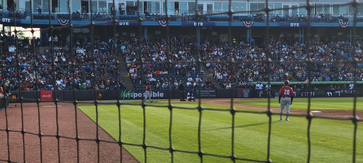 HopRunTours's tweet image. In the house with the @wmwhitecaps after some fantastic IPAs at Greyline Brewing!