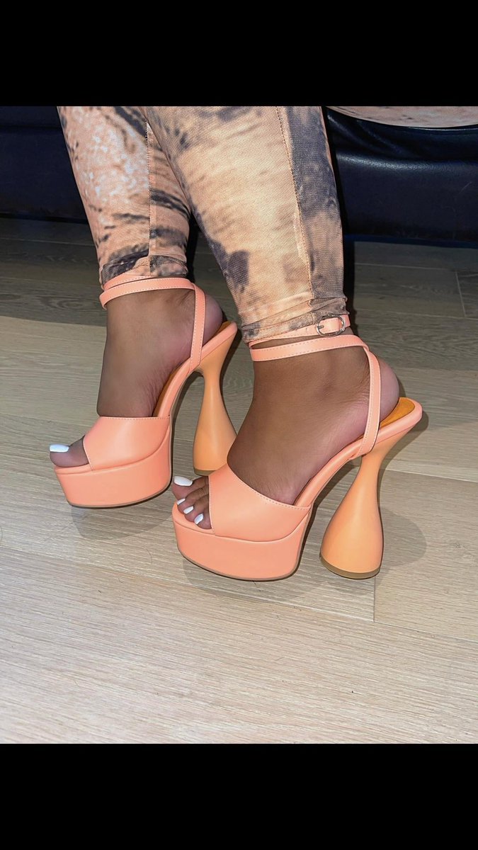 Bankrupt4Ari's tweet photo. Spiral out of control for these perfect feet https://t.co/igc4Gj0Fd8