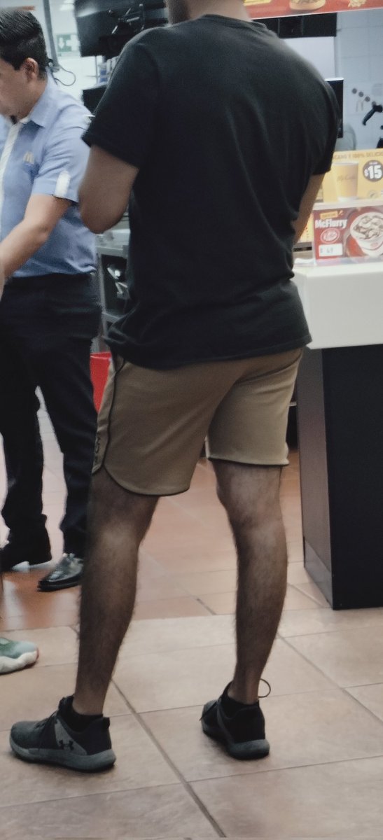 Andábamos en Macdonald de sendero y este chico se veía uuufff 🤭🥵 como se nos antojo lastima saludos de Luna y Angel recuerden hombre bisexual pasivo y mujer hetero 🥵